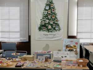 ツリータペストリーなどのクリスマスの飾りが会場の雰囲気を盛り上げました