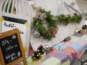 こどもでも制作できるクリスマスリース等をご用意いただきました