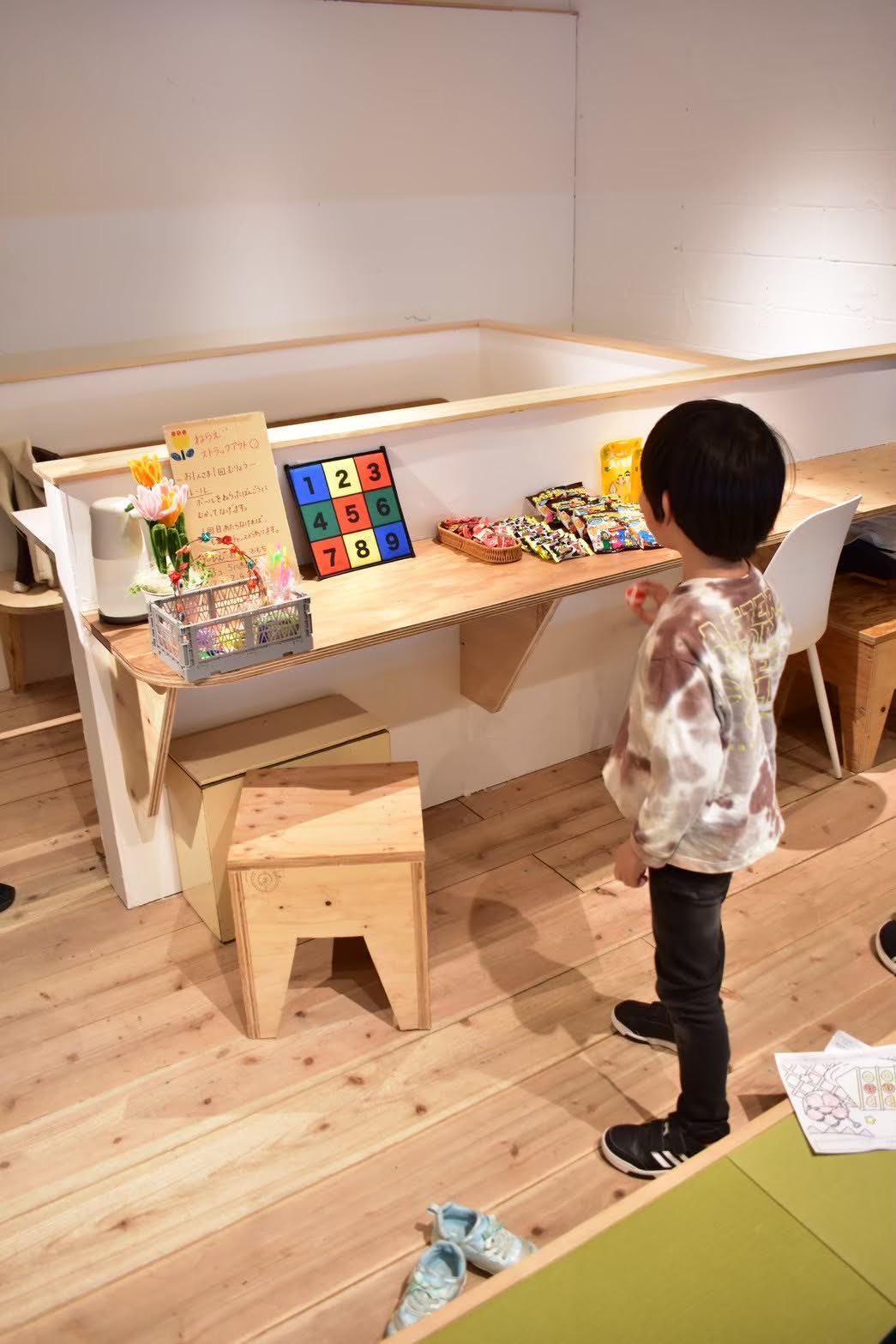 親子で参加するワークショップイベント・会場にはゲームや景品がお出迎え