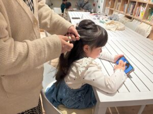 親子で参加するワークショップイベント・ママ向けキッズヘアアレンジのワークショップ